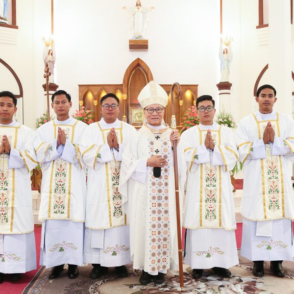 မန္တလေးကက်သလစ်ဂိုဏ်းချုပ်သာသနာမှ ကိုရင်(၅)ပါး၏ ဦးပဥ္စင်းကြီးသိက္ခာတင်ပွဲမစ္ဆားတရား။