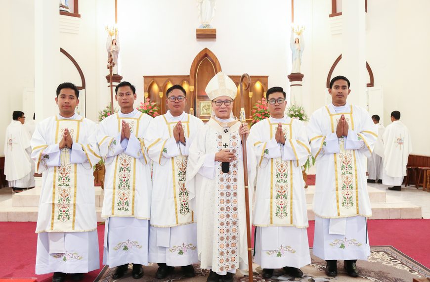 မန္တလေးကက်သလစ်ဂိုဏ်းချုပ်သာသနာမှ ကိုရင်(၅)ပါး၏ ဦးပဥ္စင်းကြီးသိက္ခာတင်ပွဲမစ္ဆားတရား။