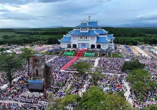 “ဗီယက်နမ်နိုင်ငံ လာဗန်းဘုရားဖူးပွဲတော်ကြီးသို့ ဘာသာဝင် နှစ်သိန်းကျော် စုဝေးရောက်ရှိ